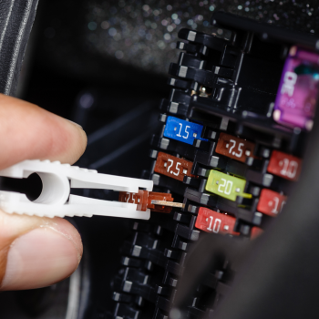 Preview: Mini Flachsicherungen farbcodiert – verschiedene Ampere‑Werte im Set.